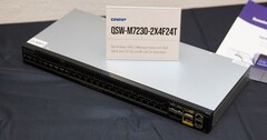 O novo QSW-M7230-2X4F24T da QNAP. (Fonte da imagem: Andreas Sebayang/Notebookcheck.com)