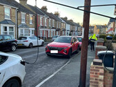 Um carro elétrico carregando em uma rua no Reino Unido (Fonte da imagem: SGS Energy)