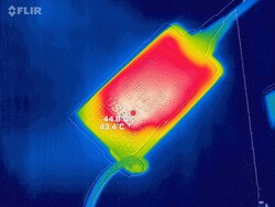 A fonte de alimentação atinge até 49 °C sob carga