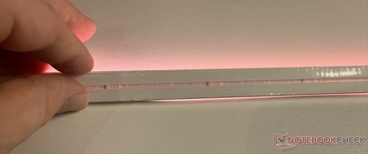 A Govee COB Strip Light 2 Pro pode ser cortada a cada 6,5 cm (marcações pretas)