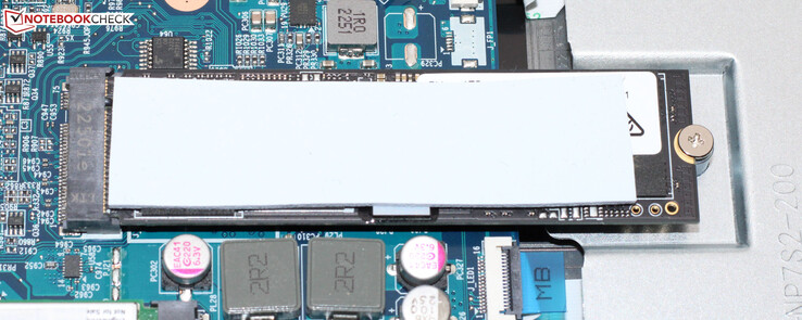 Um SSD PCIe-4 funciona como a unidade do sistema.