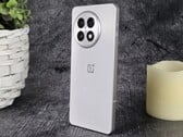 O OnePlus 13R (na foto) e o OnePlus 12 passam a oferecer streaming de áudio via Bluetooth duplo na atualização mais recente