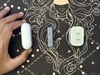 Ugreen Nexode Air 45W, com espessura reduzida semelhante à do estojo dos AirPods Pro, e carregador Apple, de 18W