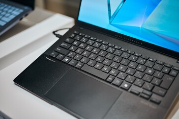 ASUS Vivobook S 14 (Fonte: Alex Waetzel para Notebookcheck)