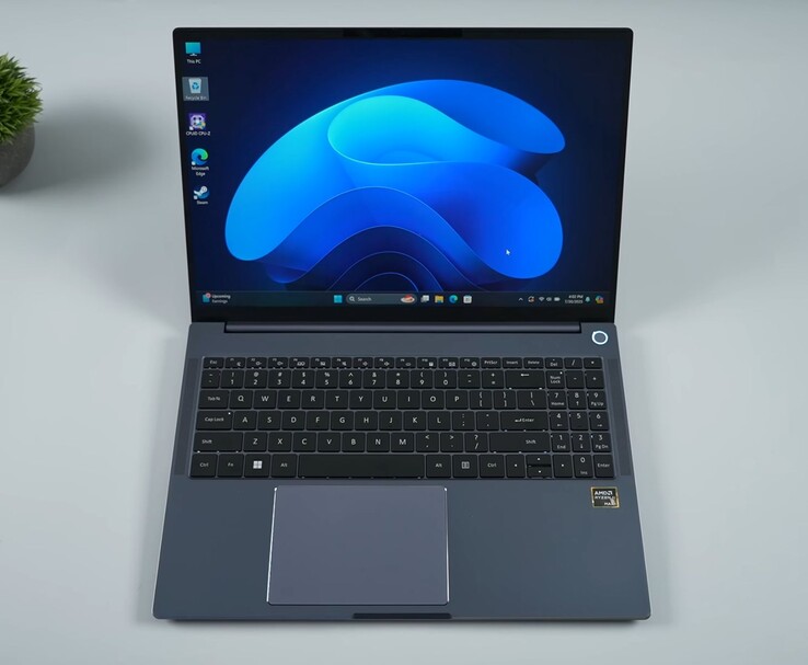 Laptop AIM Max+ com teclado de tamanho normal, trackpad grande e marca AMD Ryzen AI Max+, executando o Windows 11. (Fonte da imagem: ETA PRIME no YouTube)