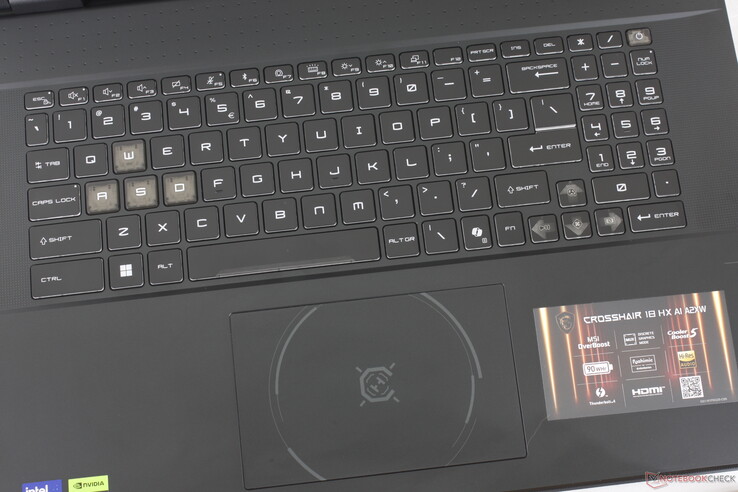 Infelizmente, o teclado é estreito e apertado, apesar do formato grande de 18 polegadas