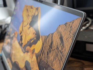 Painel IPS de alta qualidade com ótima relação de contraste, apesar de pertencer à configuração básica