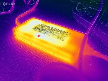 O adaptador de corrente atinge quase 60 °C durante os jogos