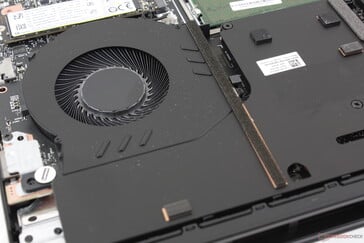 Câmara de vapor com dois ventiladores de 60 mm e um terceiro ventilador menor de 40 mm
