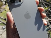 Muito quente para manusear? O iPhone 15 Pro Max. (Fonte: Notebookcheck)