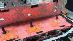 A bateria do modelo Y 4680 provou ser uma embalagem difícil de quebrar (imagem: Munro Live/YouTube)