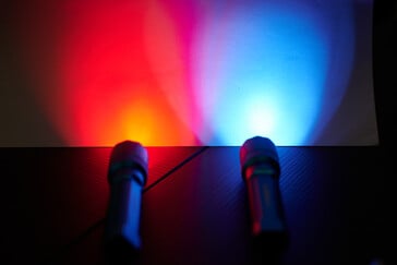 A luz vermelha comparada com a luz UV em uma folha de papel branca