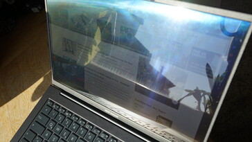 O Asus ZenBook 14X não se sai bem sob luz solar direta