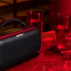 O SoundLink Max foi construído para suportar respingos e batidas (Fonte da imagem: Bose)