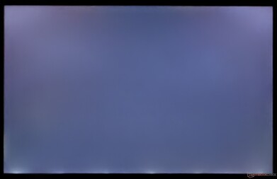 Sangramento de luz de fundo visto ao longo da borda inferior em exposição longa