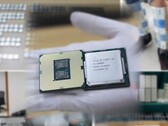 O Intel Core i9-10900K está em alta demanda. (Fonte da imagem: HKEPC/Hong Kong Customs - editado)