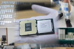 O Intel Core i9-10900K está em alta demanda. (Fonte da imagem: HKEPC/Hong Kong Customs - editado)