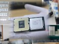 O Intel Core i9-10900K está em alta demanda. (Fonte da imagem: HKEPC/Hong Kong Customs - editado)