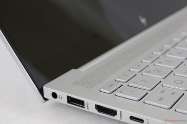 As bordas e superfícies lisas e minimalistas nos lembram muito os desenhos da Razer Blade e MacBook