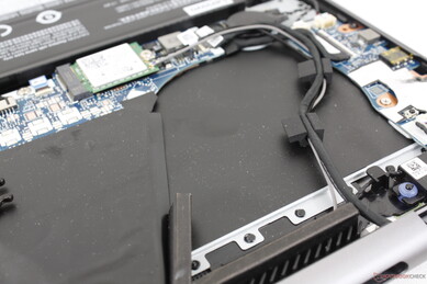 Espaço vazio para ventilador adicional e tubos de calor se configurado com a GPU Intel Arc