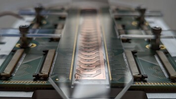 Os circuitos fotônicos integrados à base de vidro da Ephos podem ajudar a reduzir o impacto ambiental da computação quântica (Fonte da imagem: Ephos)