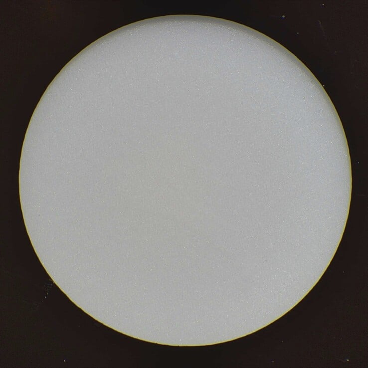 A lanterna do Pixel 11 Pro e o HiLight com um difusor na parte superior