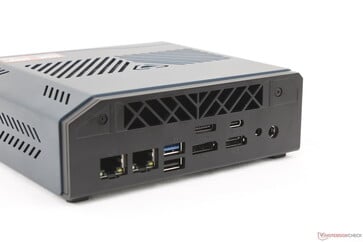 Traseira: 2x RJ-45 (2,5 Gbps), USB-A 3.2 Gen. 2, USB-A 2.0, OcuLink, DisplayPort 1.4, USB-C 4.0 com DisplayPort 2.1, HDMI 2.1, entrada para fone de ouvido de 3,5 mm, adaptador de CA
