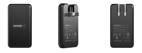 O carregador de bolso Retroid possui duas portas USB e um plugue dobrável.