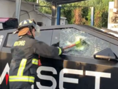 A primeira rachadura na janela do Tesla Cybertruck se formou após 3 golpes leves a moderados com o machado de emergência. (Fonte da imagem: @OwenSparks_)