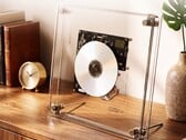 O CD player Syitren RM1 exibe os CDs em sua caixa transparente.
