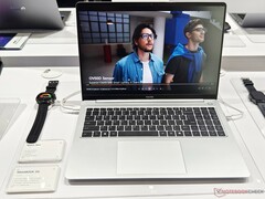 O Tecno Megabook S16 pesa 2,9 libras, o que é bastante leve para um notebook de 16 polegadas (Fonte da imagem: Alexander Fagot, Notebookcheck)
