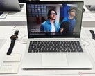 O Tecno Megabook S16 pesa 2,9 libras, o que é bastante leve para um notebook de 16 polegadas (Fonte da imagem: Alexander Fagot, Notebookcheck)