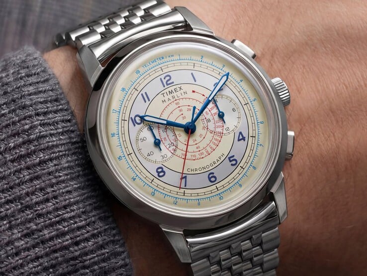 Relógio Timex Marlin Neo Classic Chronograph com mostrador creme, ponteiros azuis e pulseira de aço inoxidável usado no pulso.