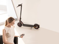 A Xiaomi Electric Scooter 4 Pro terá um alcance de 55 km (~34 milhas), após uma atualização da OTA em agosto. (Fonte da imagem: Xiaomi)