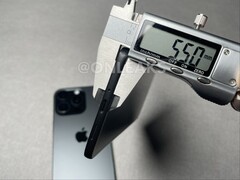 Suposta unidade fictícia do Galaxy S26 Edge medida usando um compasso de calibre digital. (Fonte da imagem: OnLeaks on X)