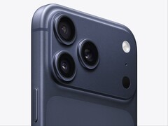 Close up do iPhone 17 Pro Max na cor Deep Blue (Fonte da imagem: Apple)