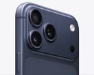 Close up do iPhone 17 Pro Max na cor Deep Blue (Fonte da imagem: Apple)