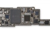 Uma placa 14 Pro Max. (Fonte: iFixit)