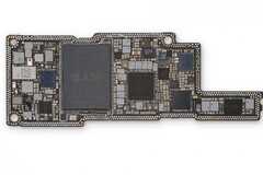 Uma placa 14 Pro Max. (Fonte: iFixit)