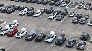Há muitas versões do interior branco do novo Modelo Y em estoque na Giga Texas