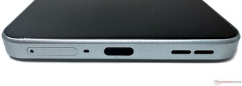 Parte inferior: Slot para cartão SIM, microfone, USB 2.0 Type-C, alto-falante