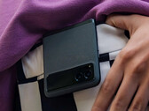 O design do Razr 40 será semelhante ao do Galaxy Z Flip4. (Fonte da imagem: Motorola via MySmartPrice)