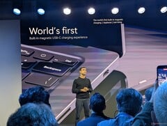 Pavan Davuluri apresentando o carregador magnético USB-C que acompanha cada laptop Surface Ultra