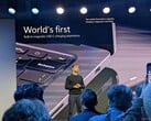 Pavan Davuluri apresentando o carregador magnético USB-C que acompanha cada laptop Surface Ultra