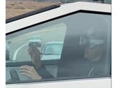 O motorista do Tesla Cybertruck arrisca tudo com o Apple Vision Pro ao volante (Imagem: @blakestonks / X)