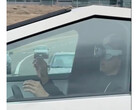 O motorista do Tesla Cybertruck arrisca tudo com o Apple Vision Pro ao volante (Imagem: @blakestonks / X)