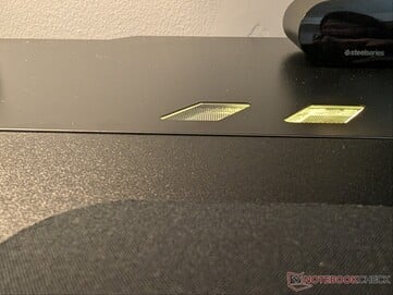 Ligeira protuberância na chapa metálica superior, no ponto em que a fita de LED abaixo se curva.