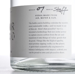 AIR Vodka com rótulos biodegradáveis