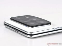 O próximo dobrável da Xiaomi pode mudar para câmeras traseiras duplas, Mix Fold 4 na foto. (Fonte da imagem: Notebookcheck)