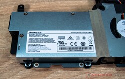 PSU de 135 watts instalada internamente